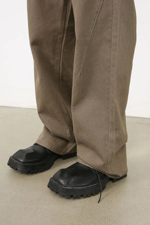 Relaxed carpenter trousers in taupe with a wide leg and visible stitching details.
