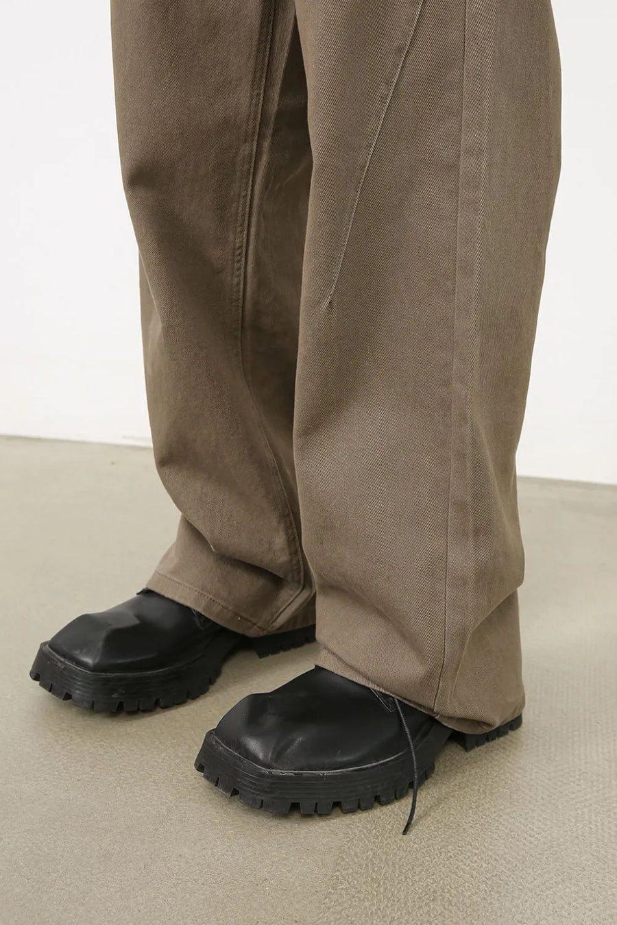 Relaxed carpenter trousers in taupe with a wide leg and visible stitching details.