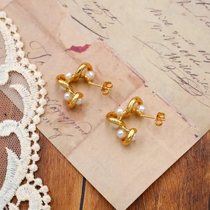 18k Gold-plated Pearl Earrings in cream with pearl embellishment