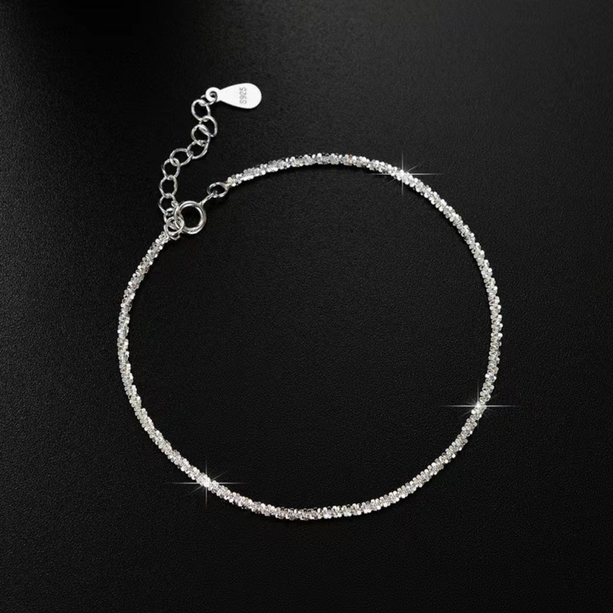 bracelet in silver featuring adjustable and chain fit
