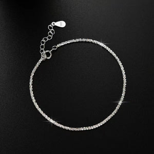 bracelet in silver featuring adjustable and chain fit