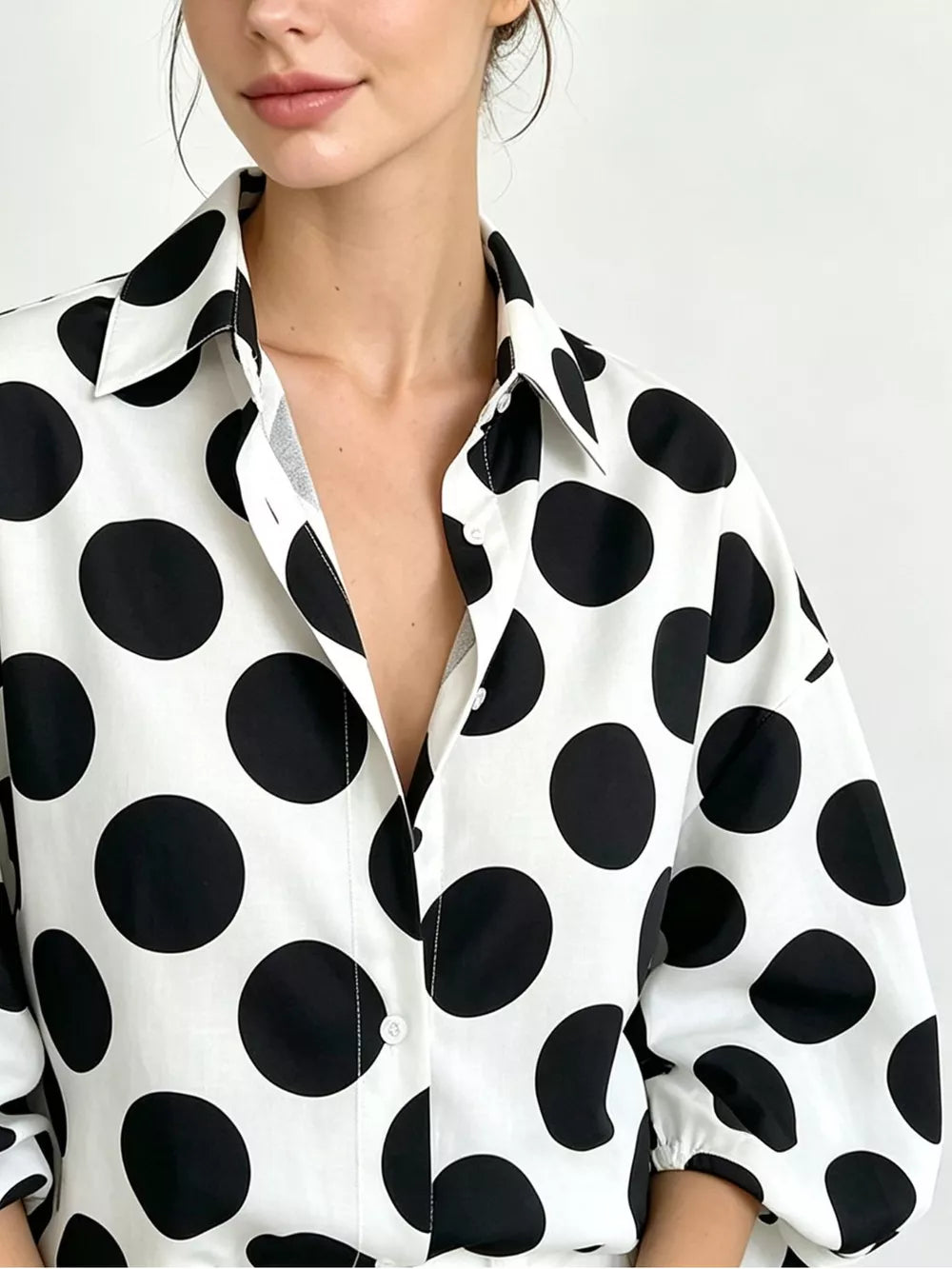 blouse in Black with polka dot and collared