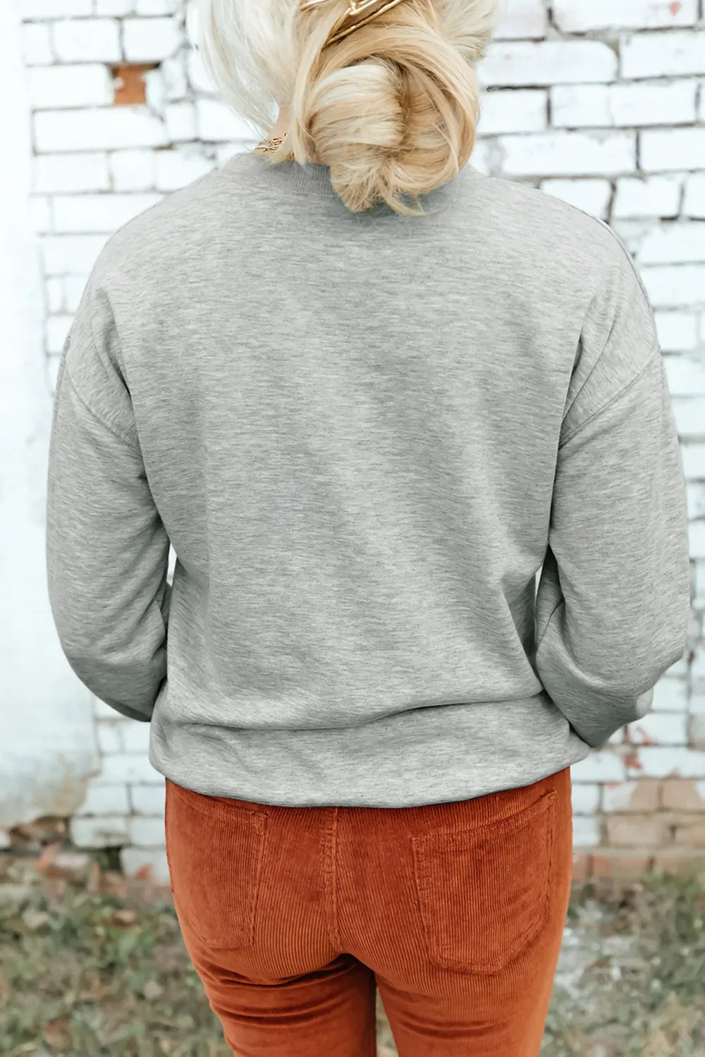 Gray crewneck sweatshirt with long sleeves and a relaxed fit.