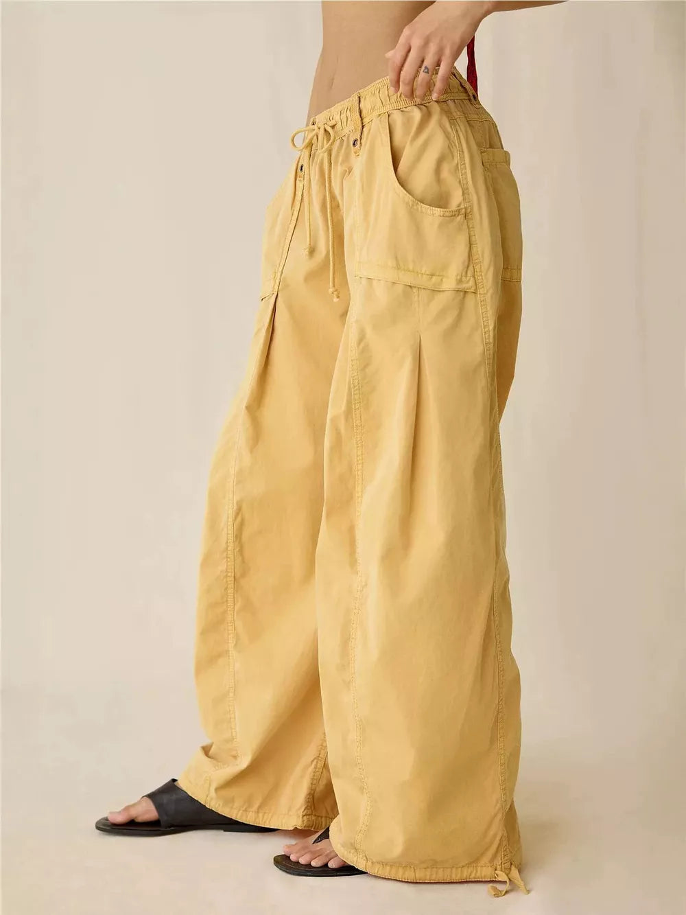 cargo pants in Black with high-waisted and full-length