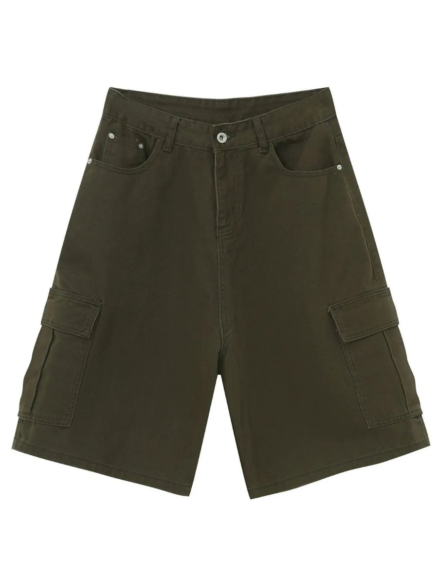 Army green baggy cargo bermuda shorts with buttoned fly and side pockets.