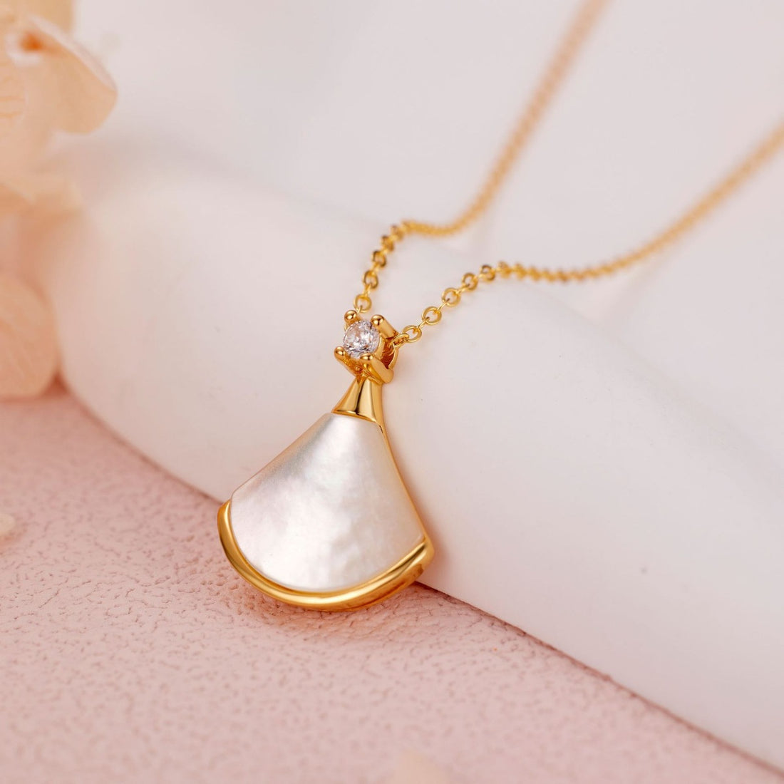 necklace in gold featuring pendant and fan-shaped pendant fit