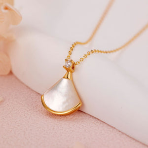 necklace in gold featuring pendant and fan-shaped pendant fit
