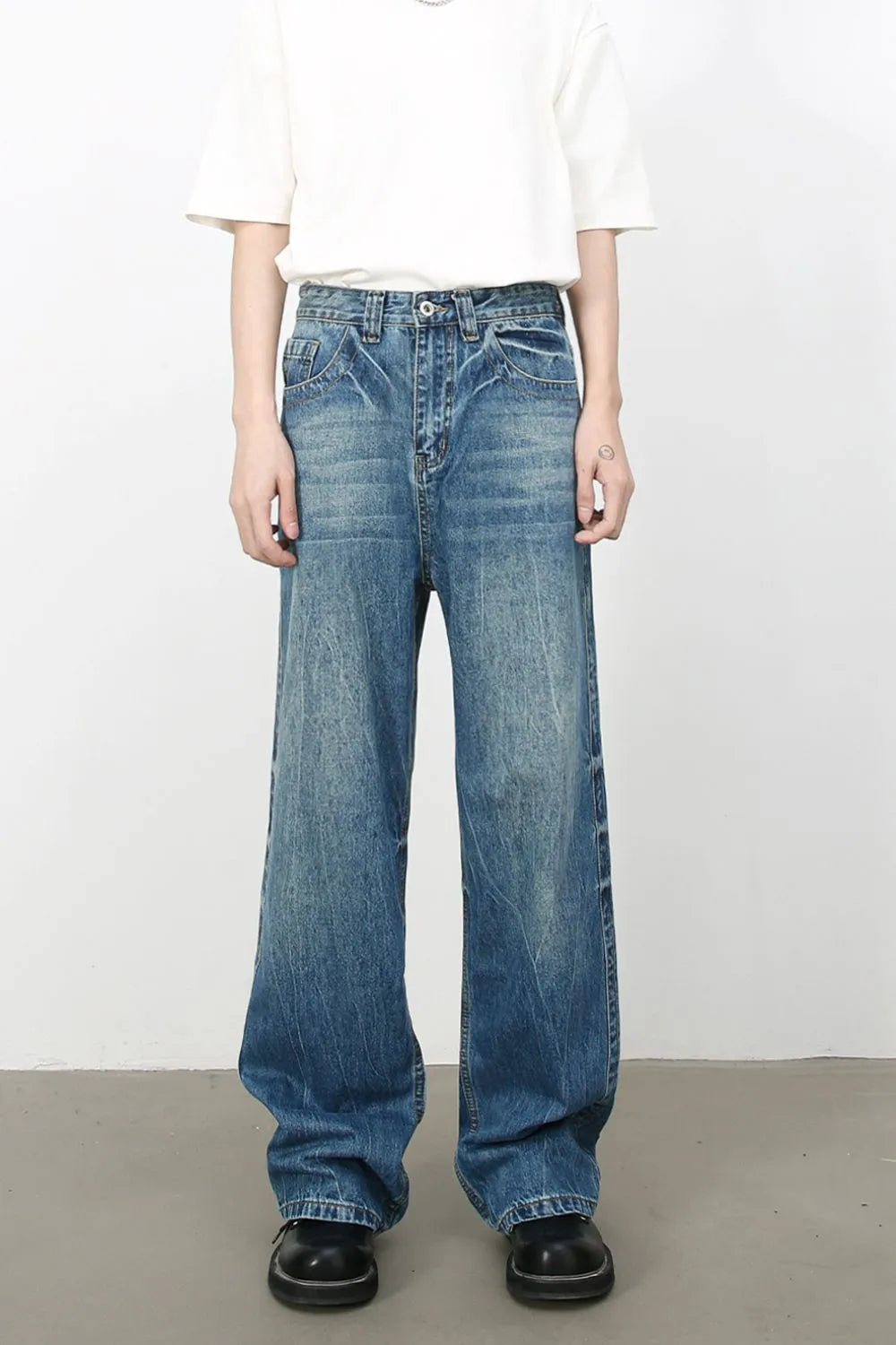 Baggy denim jeans in medium vintage wash with a relaxed fit.