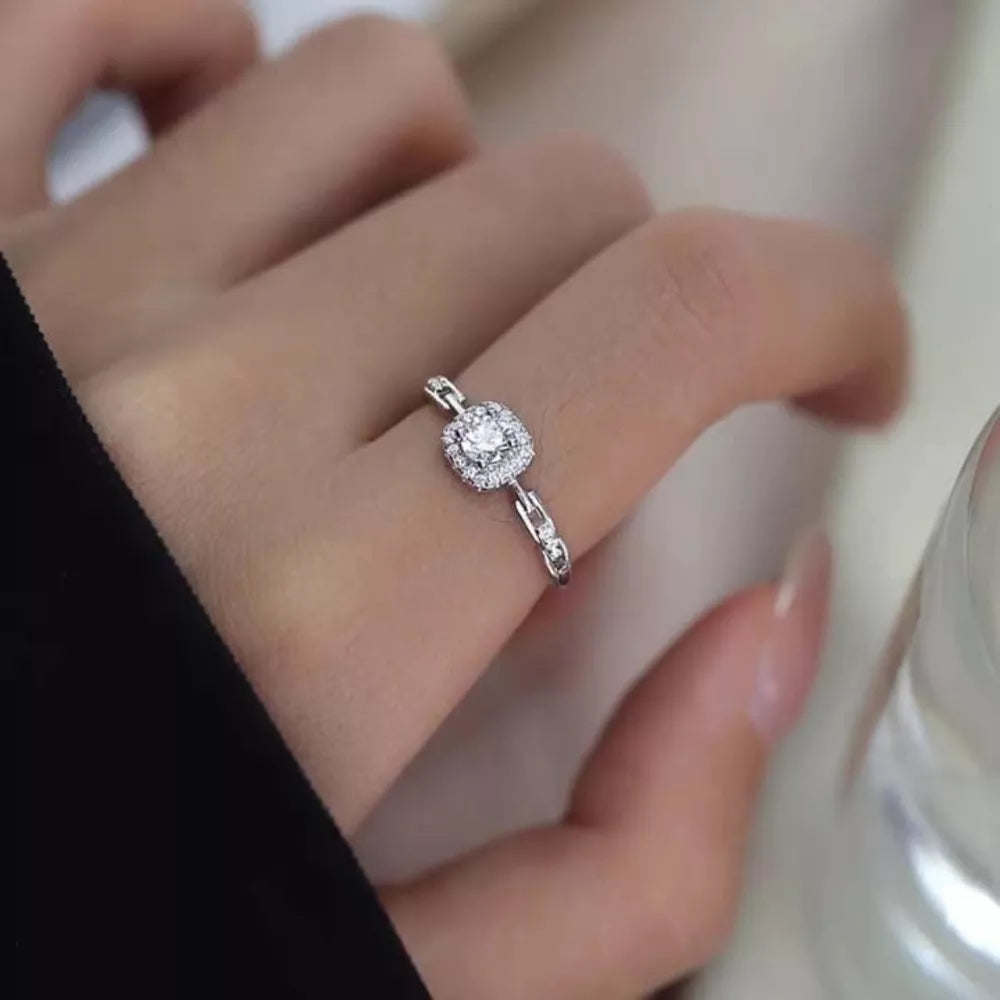 ring in silver featuring zircon stone and fitted fit