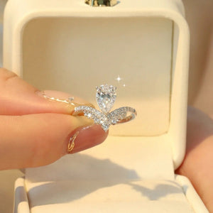 925 sterling silver,Moissanite Carat weight: 1 ring in clear with V-shaped band with pear-cut stone silhouette