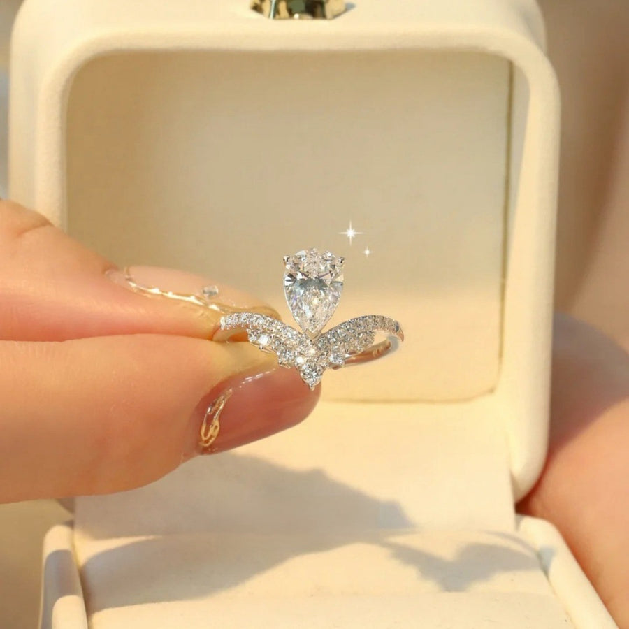 925 sterling silver,Moissanite Carat weight: 1 ring in clear with V-shaped band with pear-cut stone silhouette
