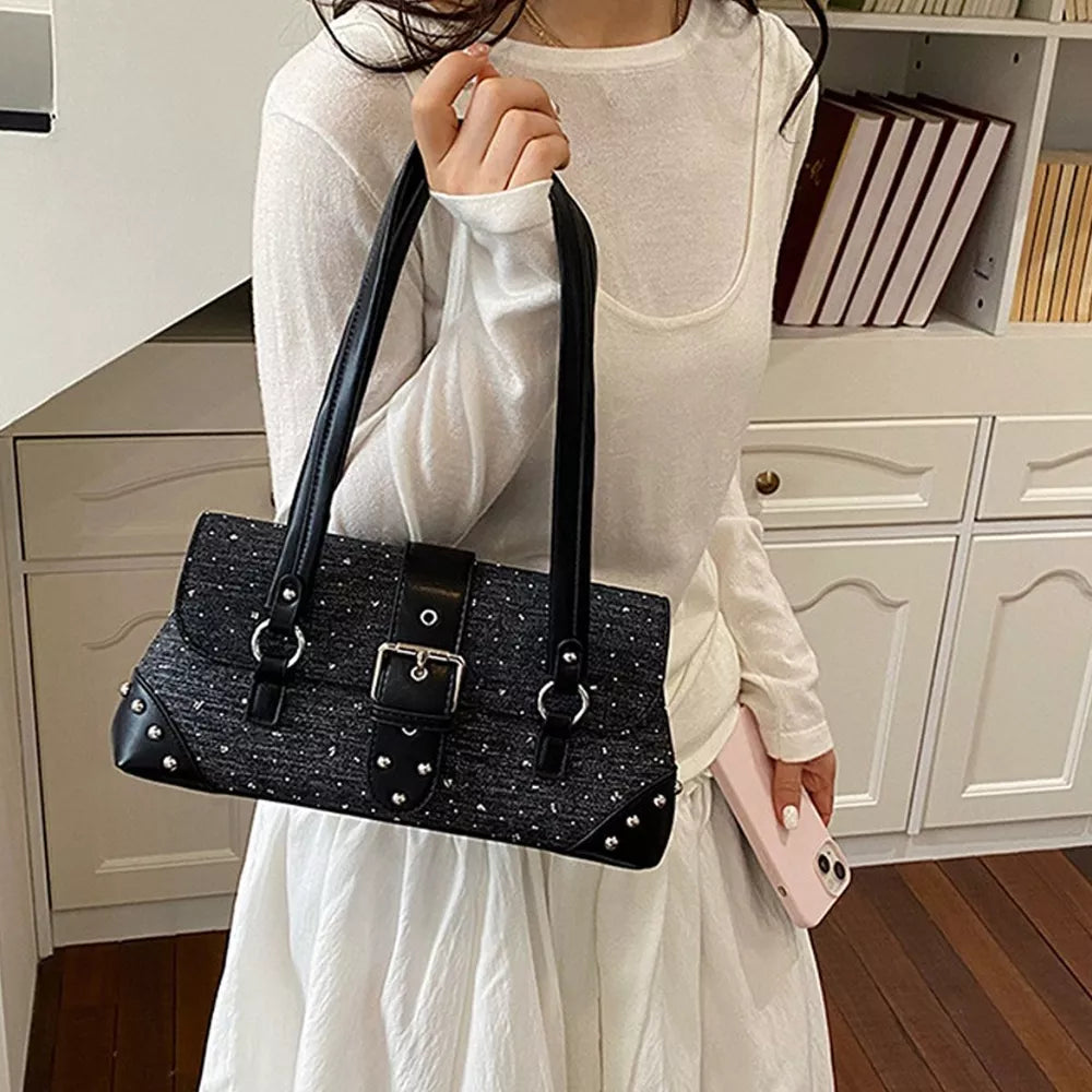 handbag in Black with studded and medium