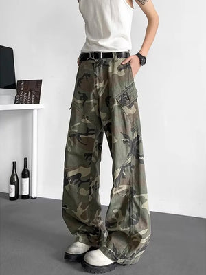 Oversized camouflage cargo pants for men in 100% polyester with multiple pockets.