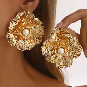 earrings in gold featuring textured and floral fit