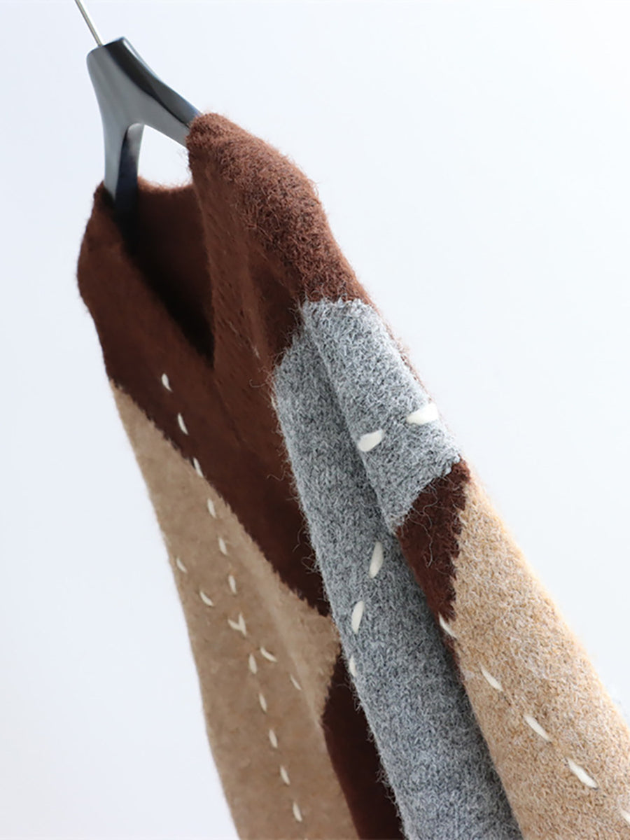 beige v-neck sweater with ribbed cuffs and long sleeve