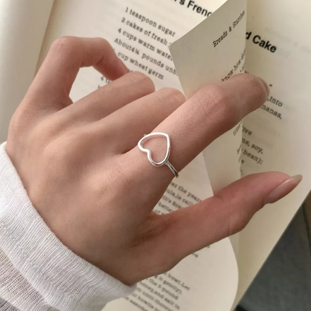 ring in silver featuring open heart design and straight fit
