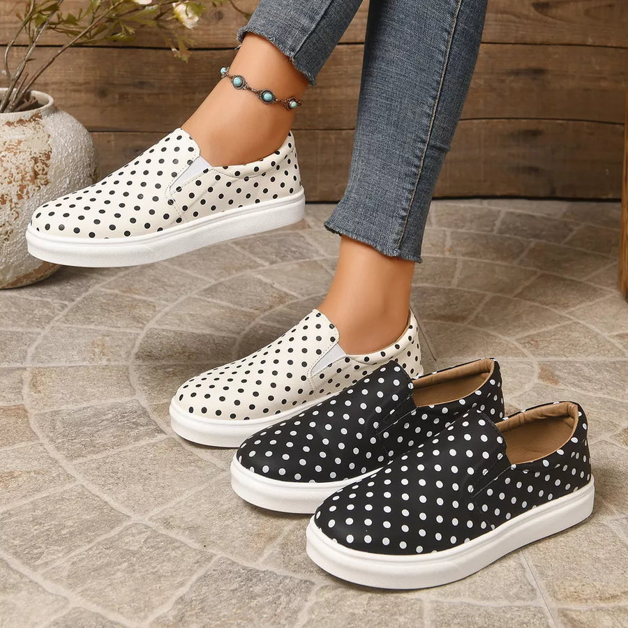 slip-on shoes in ivory featuring elastic goring and regular fit