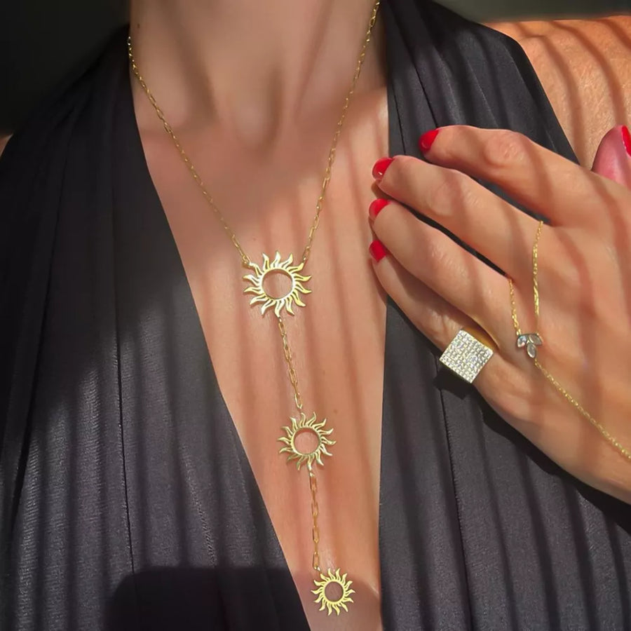 Gold necklace with collarbone length and clasp