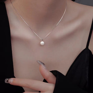 necklace in silver featuring adjustable length and regular fit