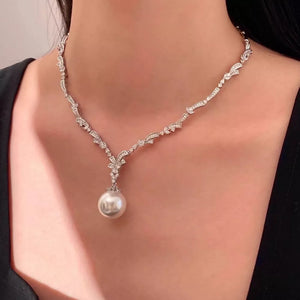 necklace in white with pendant and choker