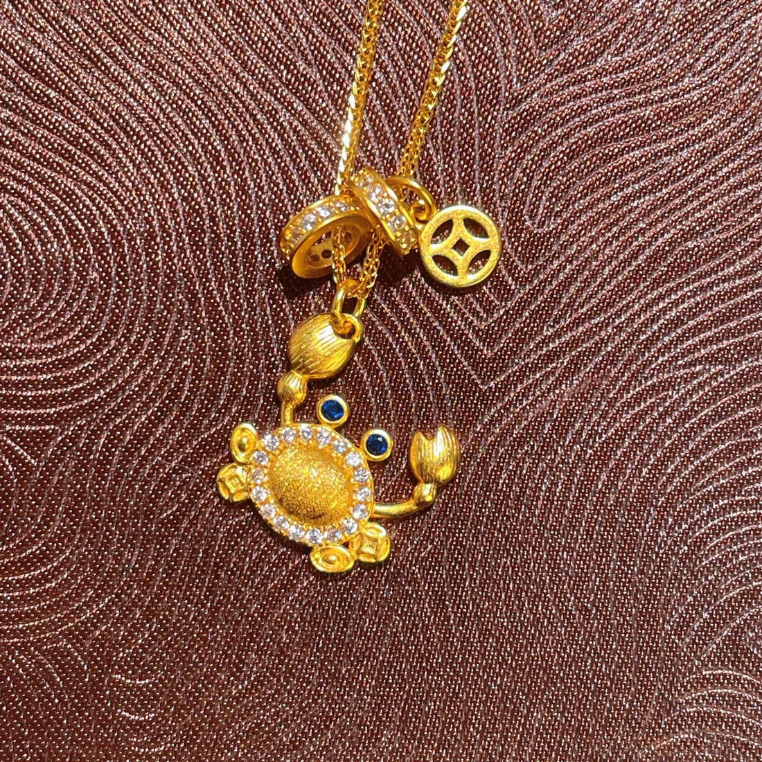 necklace in gold featuring pendant and pendant fit