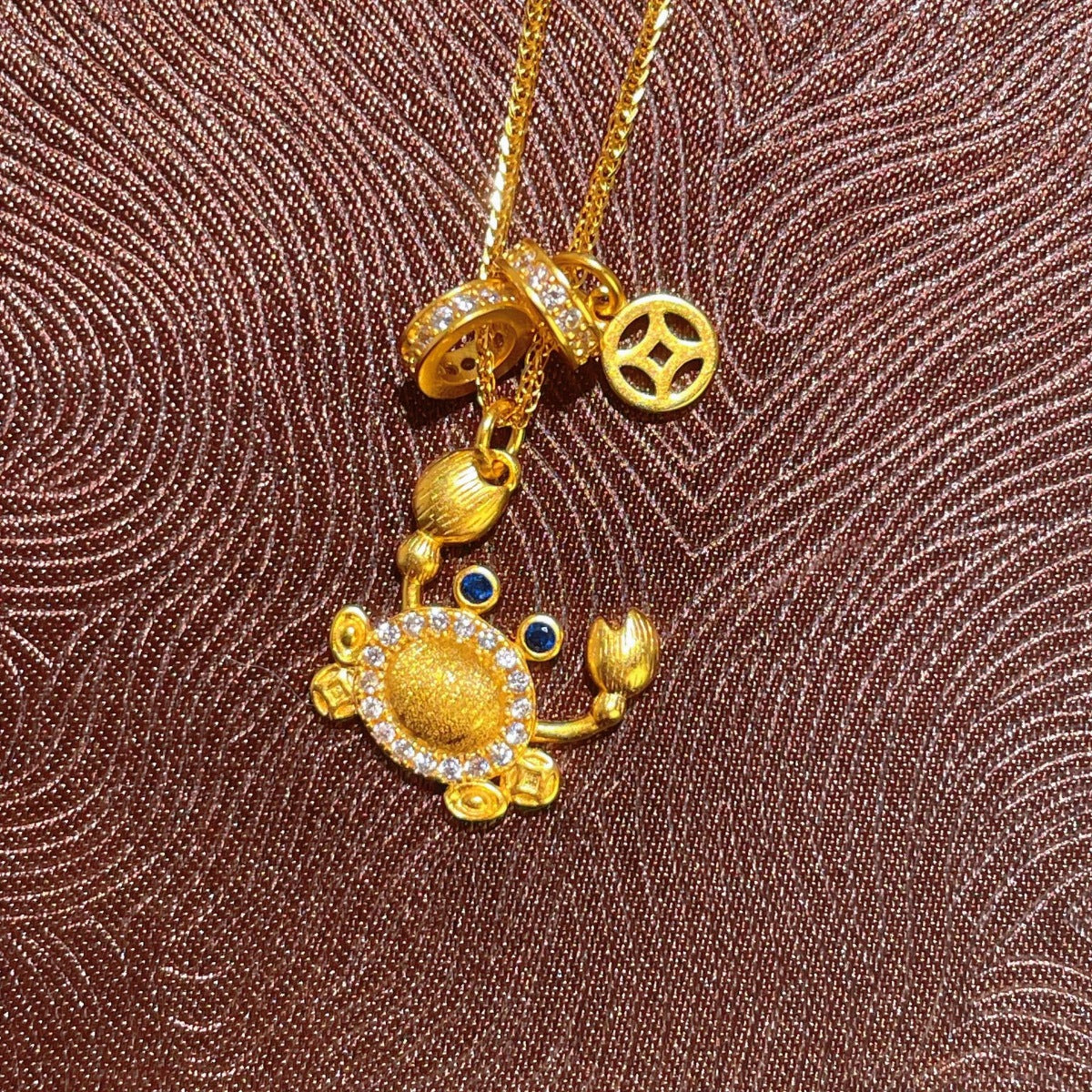 necklace in gold featuring pendant and pendant fit