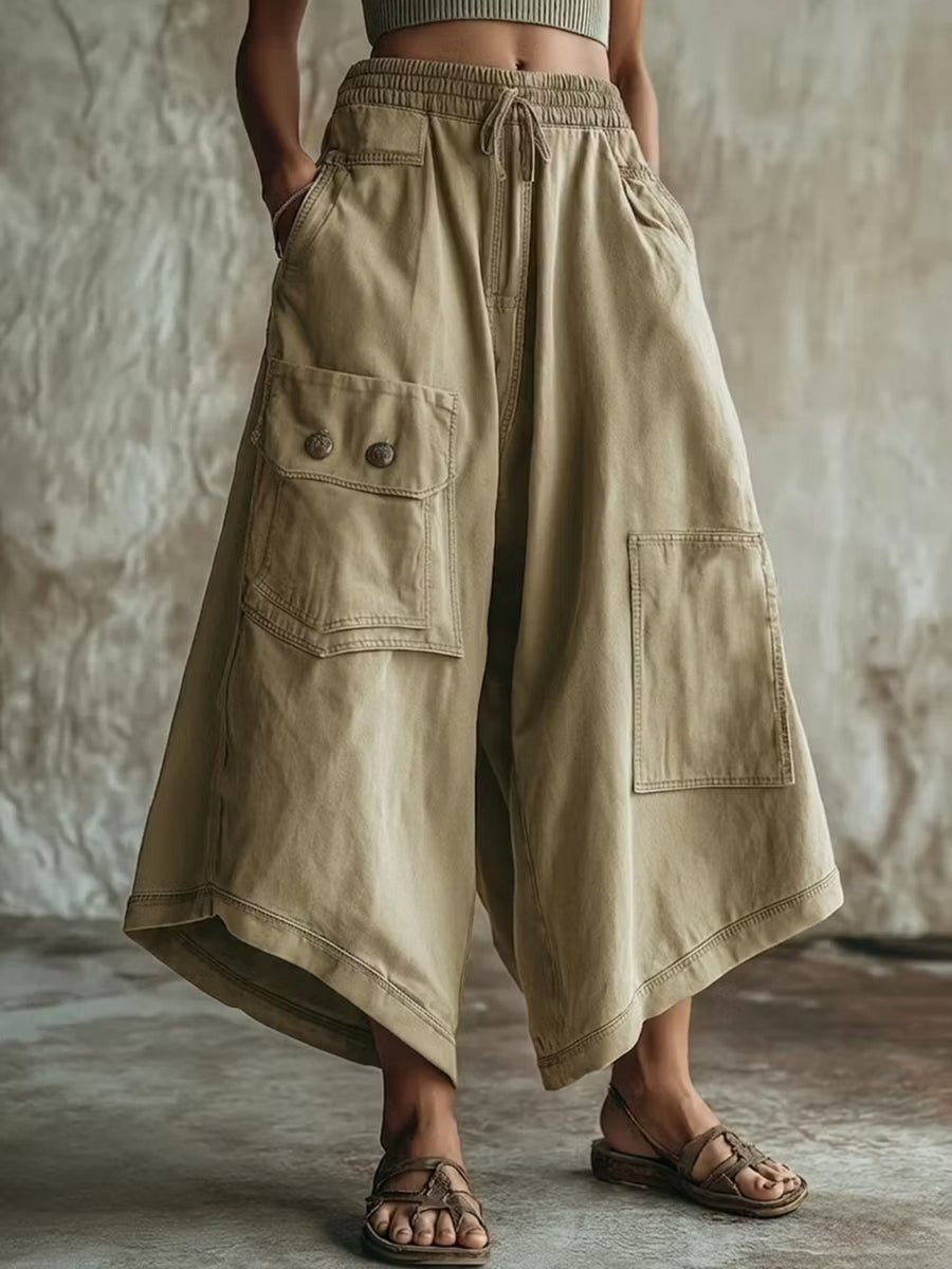 cargo pants in Khaki with pocketed and cropped