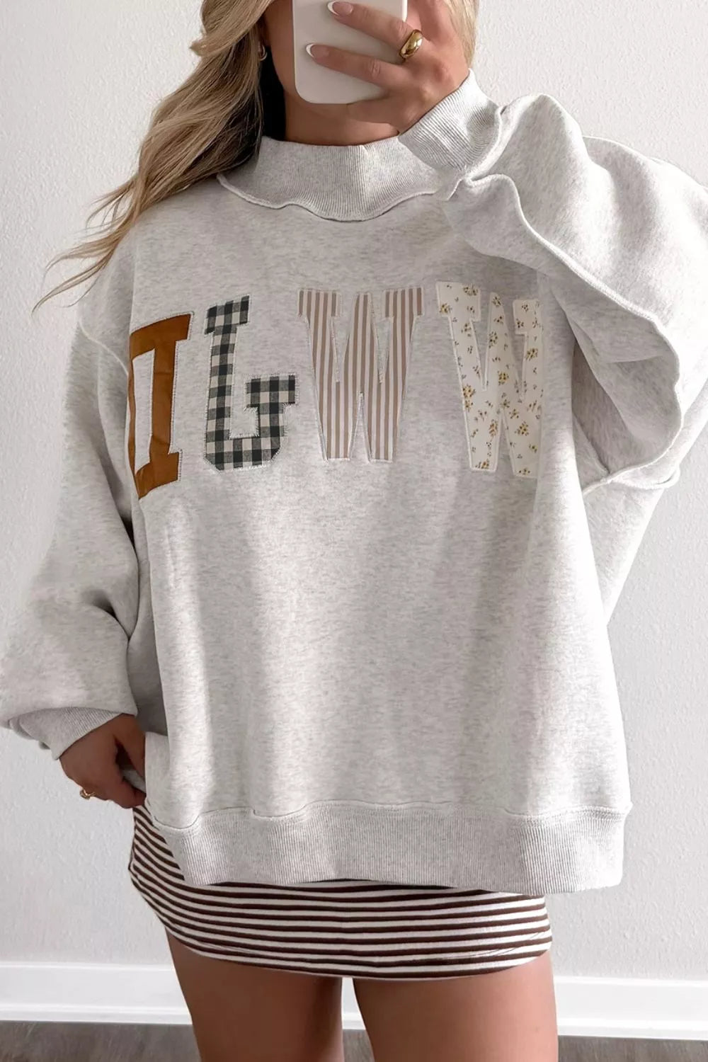 sweatshirt in heather gray featuring letter graphic and loose fit