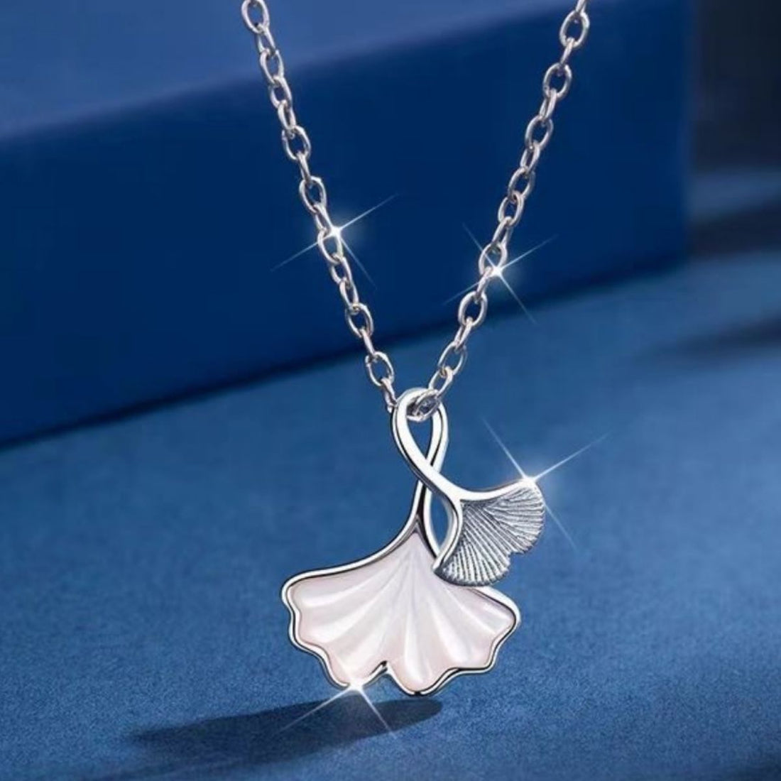 necklace in silver featuring pendant and delicate fit