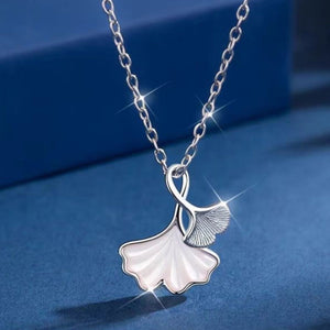 necklace in silver featuring pendant and delicate fit