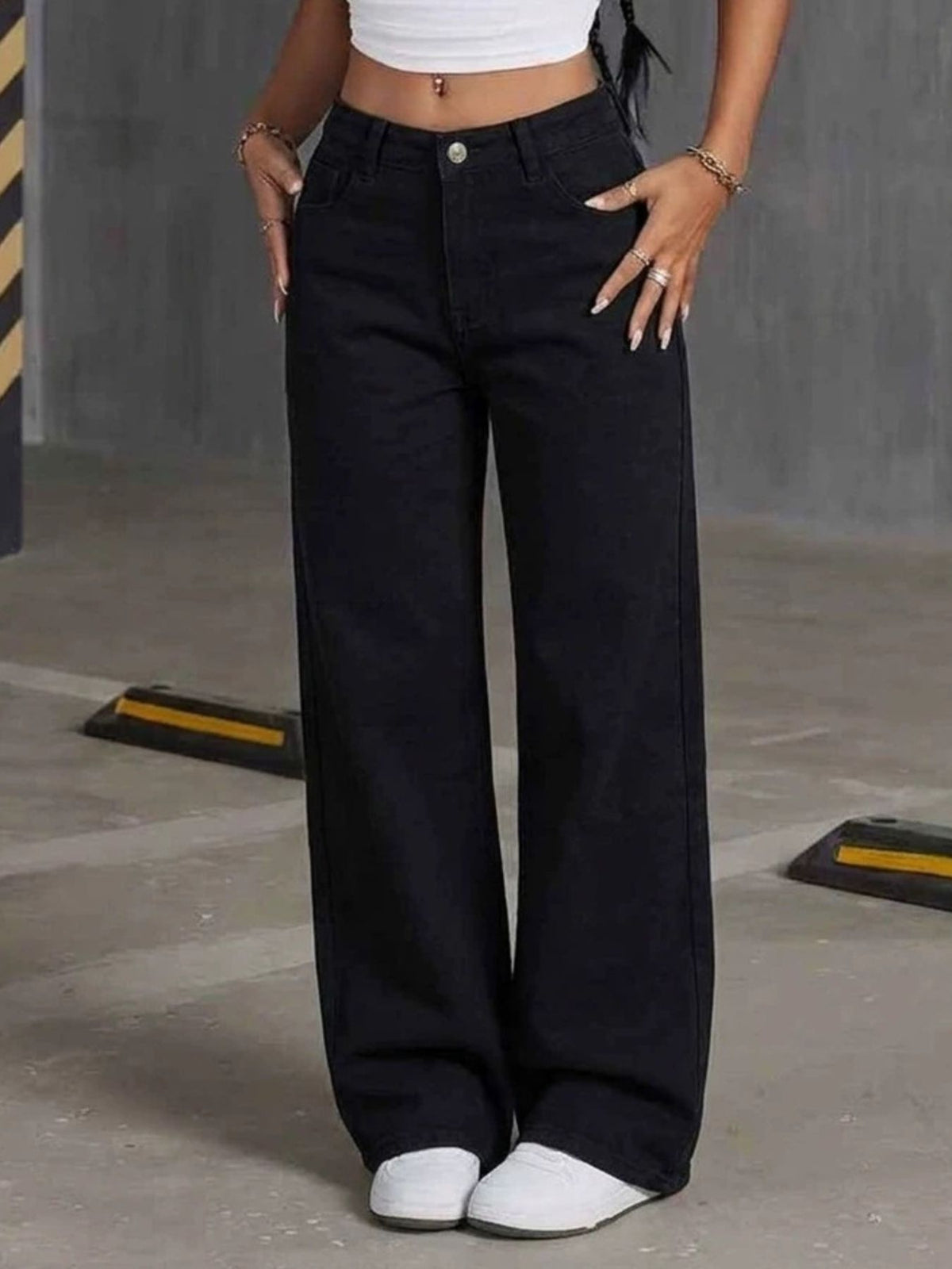 wide-leg jeans in black featuring buttoned and loose fit