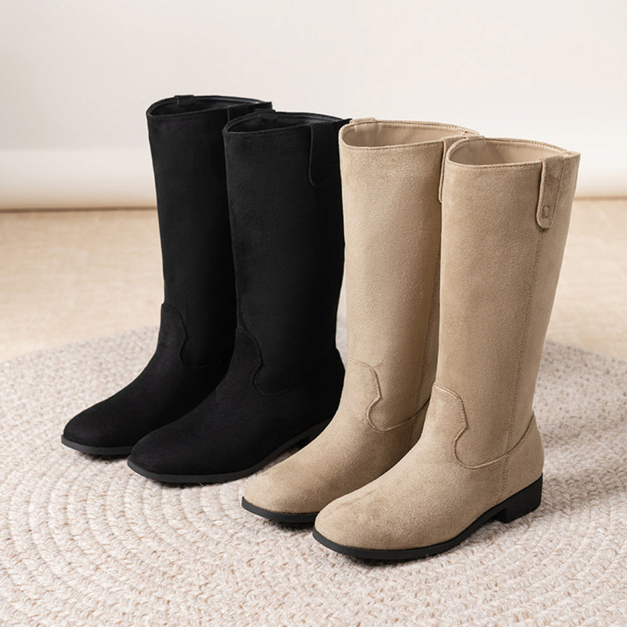 boots in black featuring round toe and straight fit