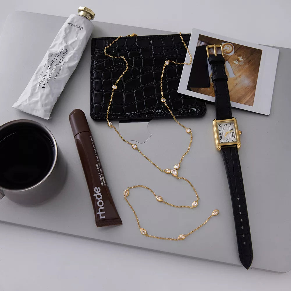necklace in gold featuring gold-plated and delicate fit