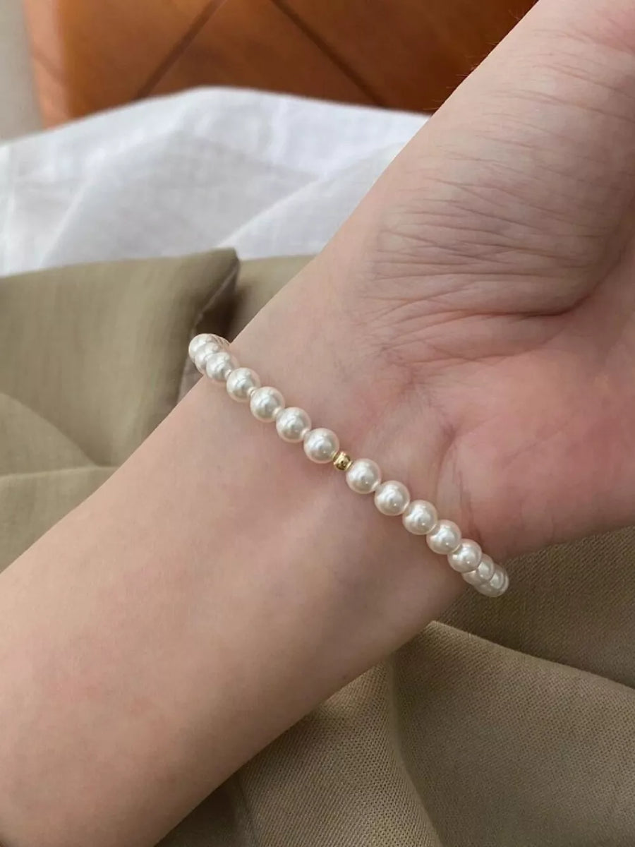 Pearl beaded bracelet with gold accent bead, delicate and elegant for women.
