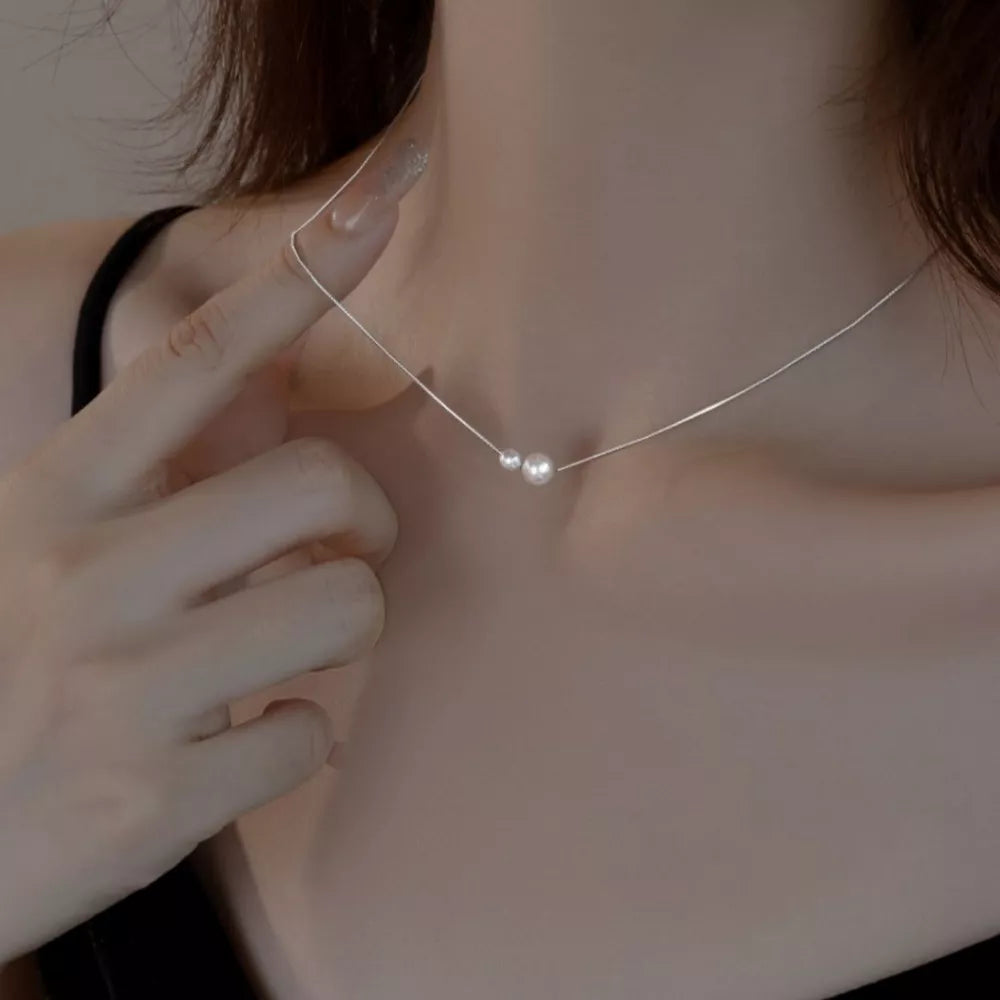 necklace in silver featuring pearl accent and straight fit