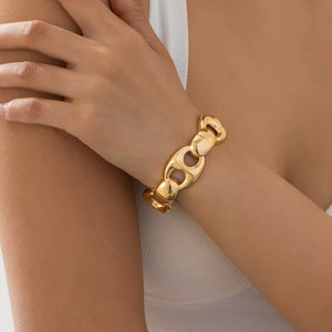 bracelet in gold featuring chain link and regular fit