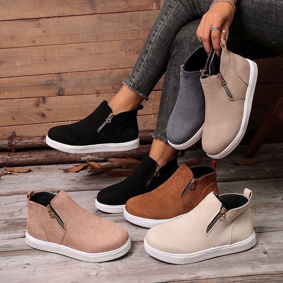sneakers in black featuring side zipper and flat fit