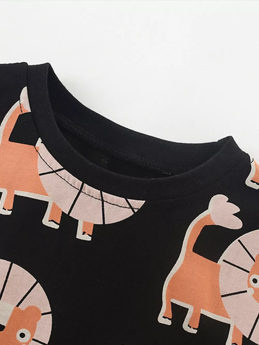 Black cotton blend baby t-shirt with playful lion print and crew neck.