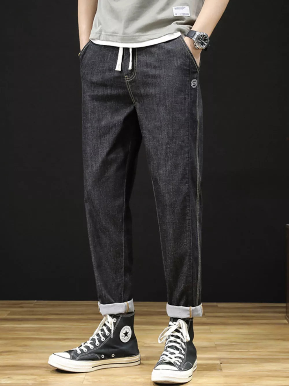 95% cotton，5% spandex Care instructions: Machine wash cold straight jeans in Black with straight silhouette