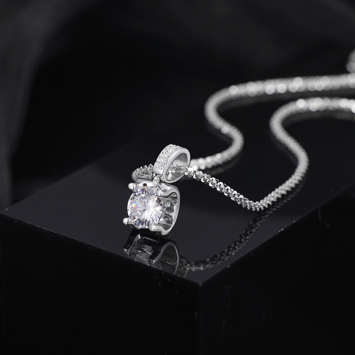 necklace in silver featuring pendant and regular fit