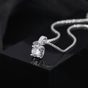 necklace in silver featuring pendant and regular fit