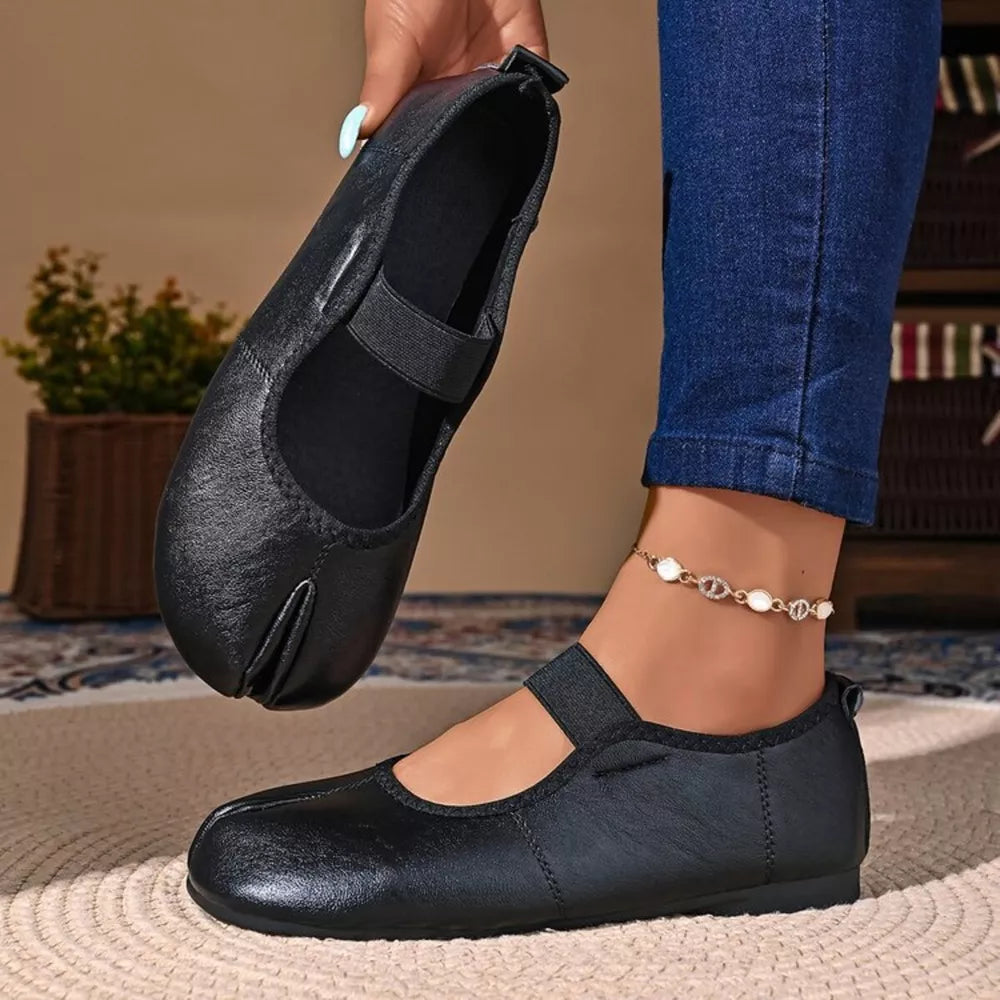 Split-toe Slip-on Flats in black with split-toe