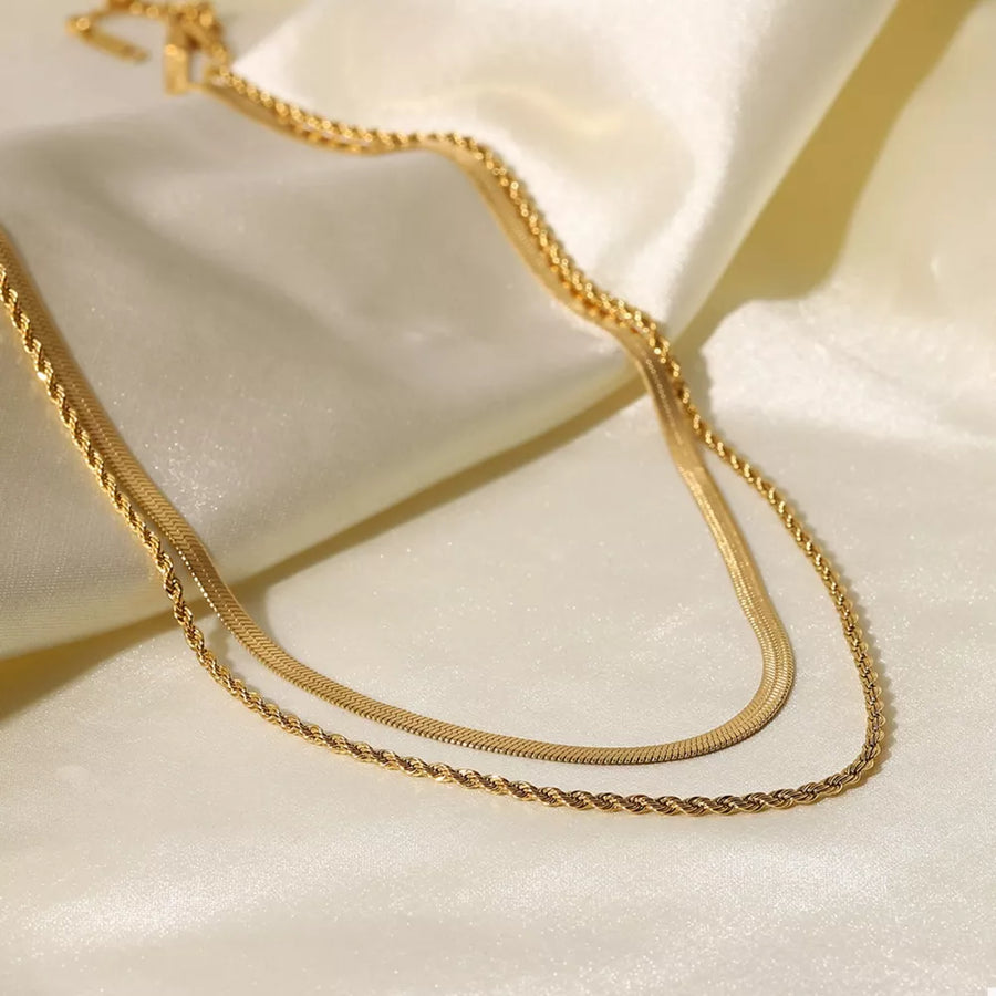 necklace in Gold with layered and collarbone
