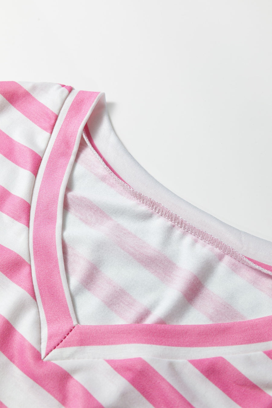 Striped V-neck t-shirt in blush pink and white, with elastane for comfort.