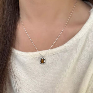 necklace in silver featuring pendant and delicate fit