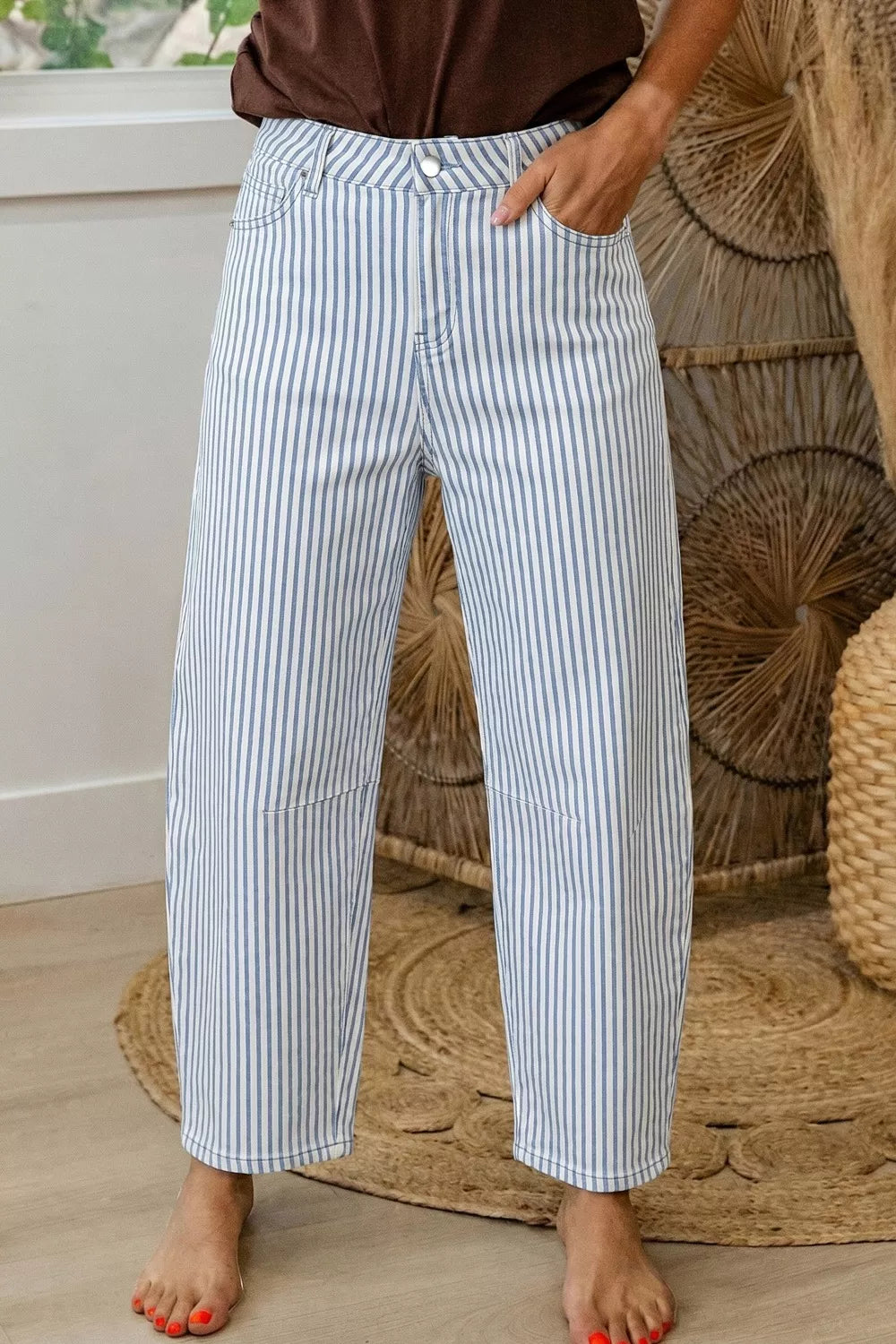 Chic striped barrel jeans in blue and white denim with a relaxed fit and ankle length.