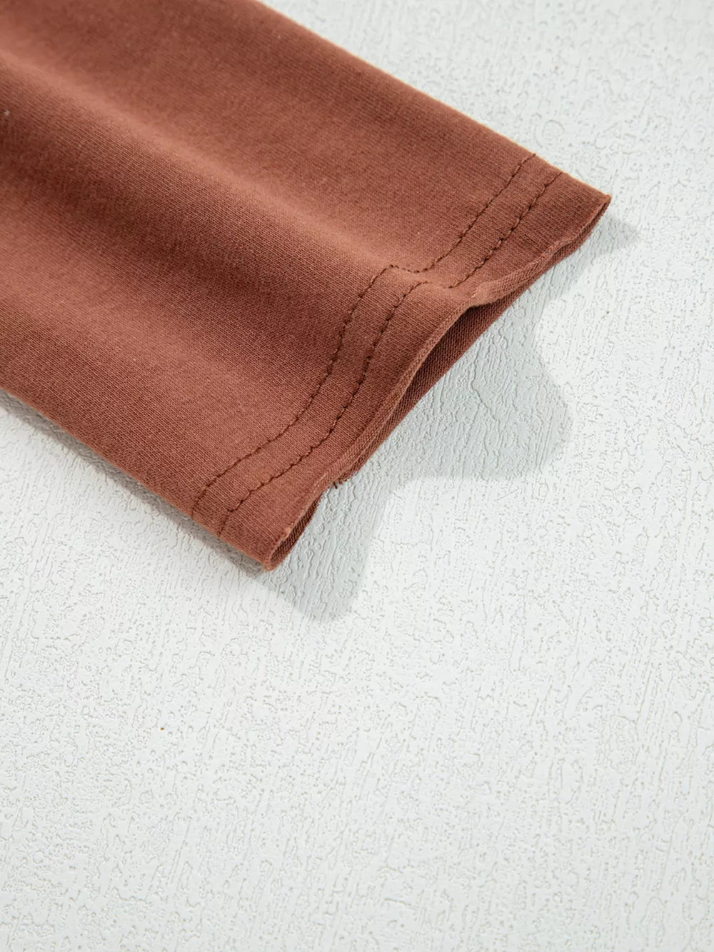 t-shirt in Caramel with raw hem and hip-length