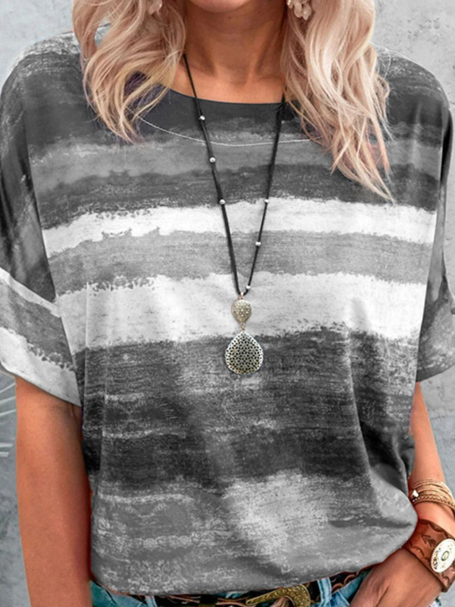 Casual t-shirt with brushstroke stripes in grey and white, crew neck, short sleeves.