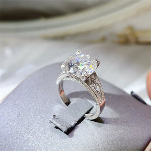 ring in silver featuring 5 carat moissanite and regular fit