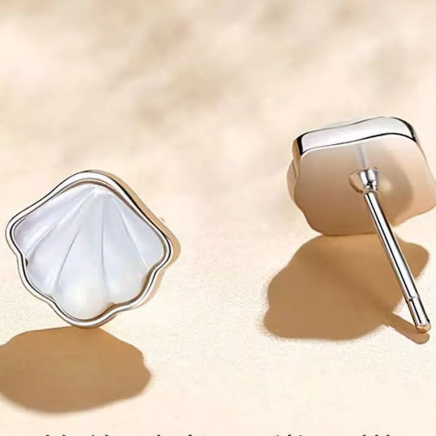 925 Sterling Silver Shell Stud Earrings in silver with shell motif